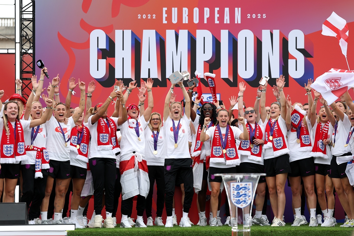 EURO2008プレビュー ザ・スターズ 欧州選手権オーストリア・スイス大会予選 ベストプレーヤー集 [DVD] 31試合中29試合でチケット完売！ 大盛況だったスイスでの女子