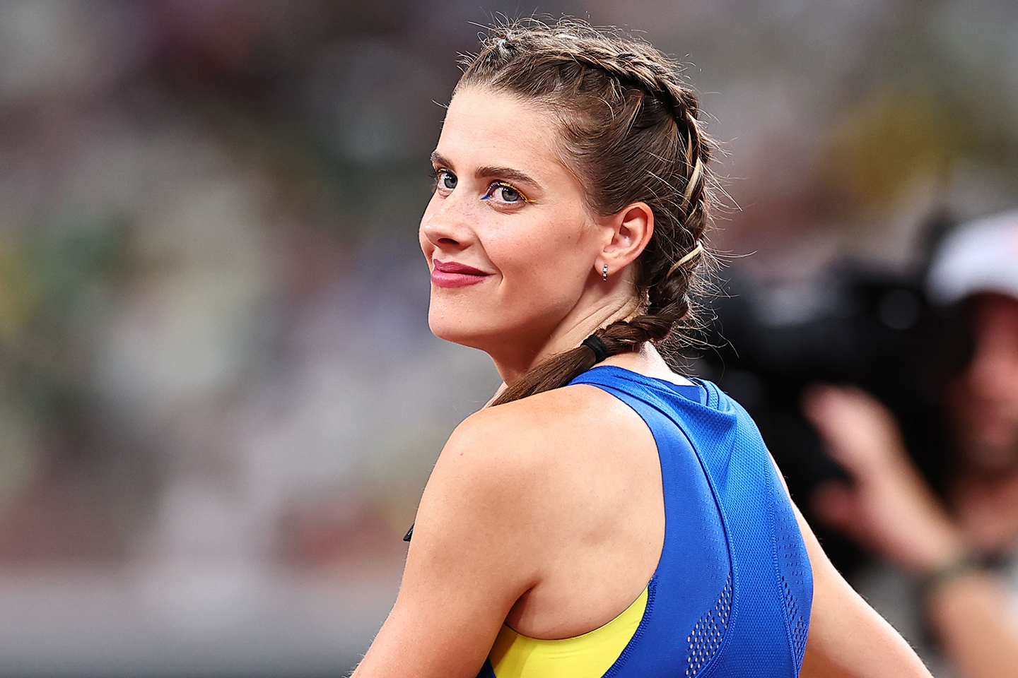 可愛いお姫様」誕生日に銀座散策、日本車にご満悦の“眠れる森の美女