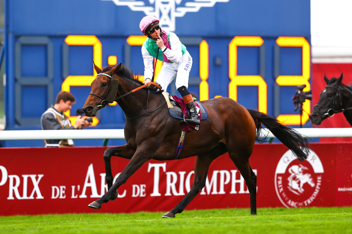 凱旋門賞の歴史 全３巻 ダービー 発行 競馬国際交流協会 4冊セット＋おまけ 凱旋門賞の歴史 全3巻 ダービー 発行 競馬国際交流協会 4冊セット