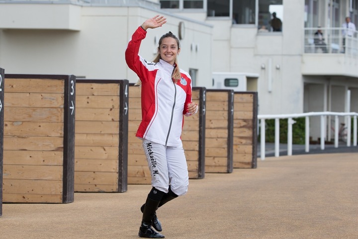 顔小さッ 二人とも可愛い 美しすぎると話題の女性騎手 ミシェルが競馬通 元グラドル との２ｓを公開 The Digest