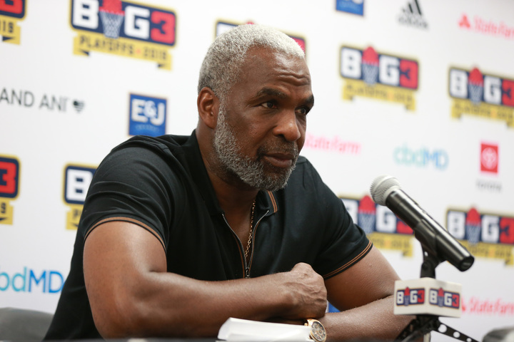 連休限定値下13日迄 NBA ニックス　チャールズ・オークリーXL 新品未使用 ブルズを追われるも、新天地ニックスで絶大な支持を獲得。昔気質の