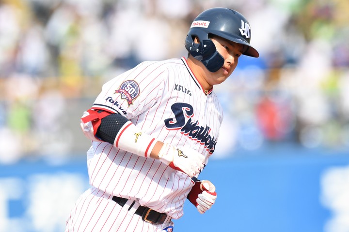【村上宗隆】プロ野球記録となる10代シーズン最多32号本塁打 ヤクルトスワローズ 村上宗隆】プロ野球記録となる10代シーズン最多32号本塁打