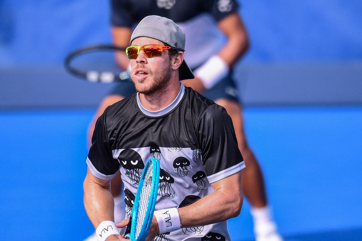 クラゲやパイナップル柄…“奇抜すぎるテニスウェア”でダブルスツアー初