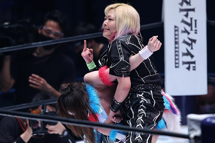 ○ 女子プロレス 岩谷麻優 サイン入試合用マスク 本人着用写真付