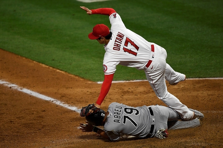 MLBエンゼルスの選手控え室の椅子で重さがあります。 野球