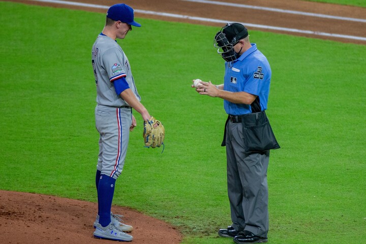 登板投手のボールを審判がチェック 共犯 の野手に処分も Mlb不正投球取り締まりの新ルールとは Slugger The Digest