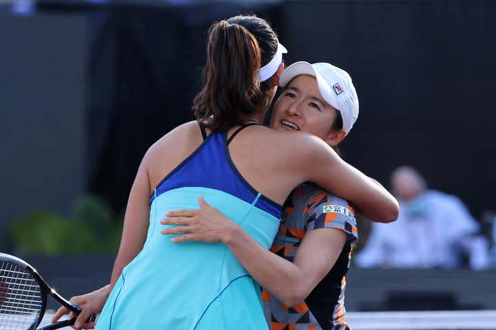 WTAファイナルズ、ラウンドロビン初戦に勝利して抱き合う柴原と青山。デビュー戦を白星で飾った。(C)Getty Images