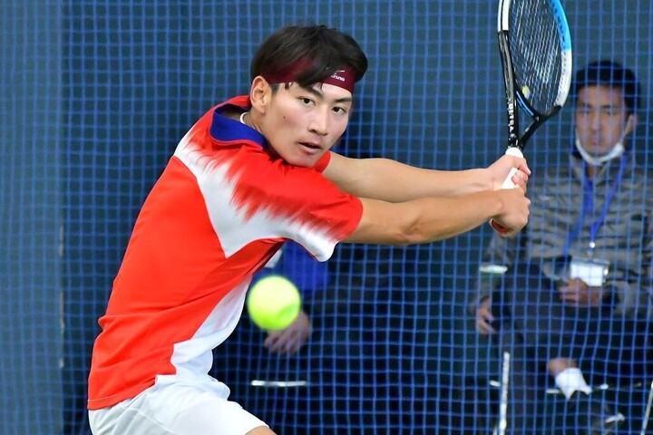 第１シードの白石光に決勝で勝利して優勝を果たした田口涼太郎（近大）。写真提供：全日本学生テニス連盟