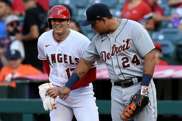 一塁上でカブレラ（右）と談笑する大谷（左）。その仲睦まじい様子は現地でも話題になった。(C)Getty Images