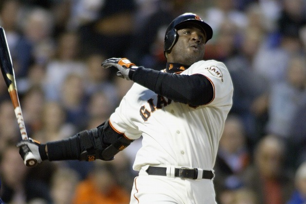 本塁打か四球か――。全盛期のボンズはまさに手のつけられない強打者として名を馳せた。(C)Getty Images