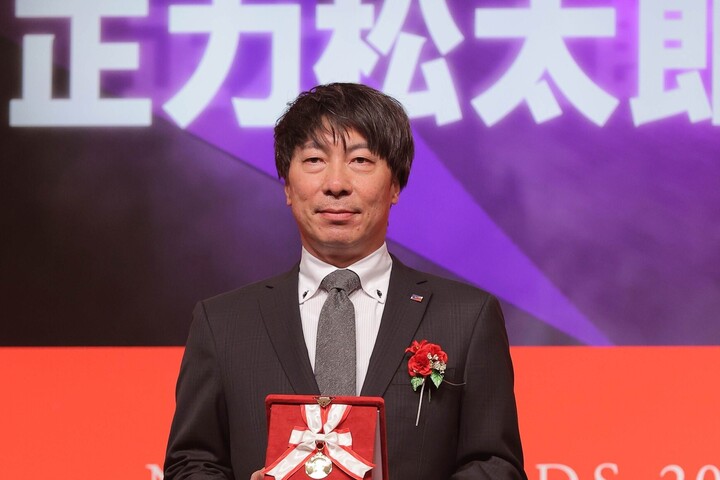 今年も日本一に輝いたヤクルトの高津監督が受賞。過去10年で９度、同様に日本一チームの監督が受賞している。写真：産経新聞社