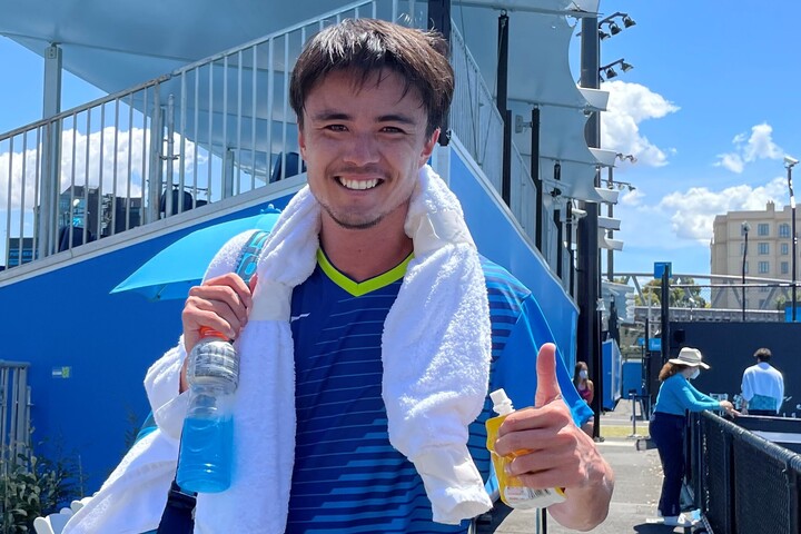 全豪オープン予選決勝進出を決めて、笑顔のダニエル太郎。写真：内田暁