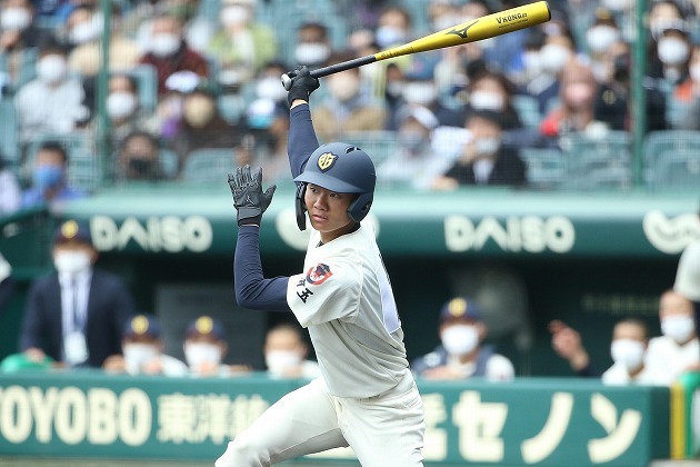 フルスイングを徹底した浦和学院。そのなかで高山は試合を決定付ける本塁打を放った。写真：滝川敏之