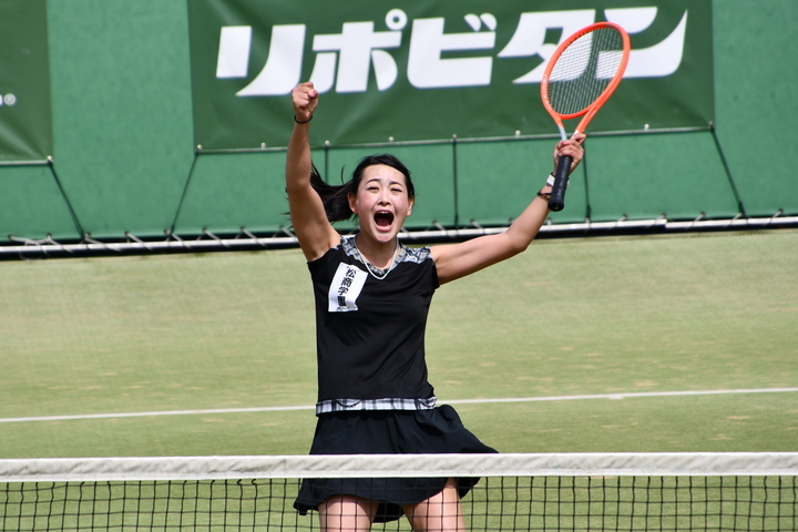 団体戦女子決勝は、松商学園の全国初優勝で締めくくられた。写真提供：全国選抜高校テニス大会実行委員会