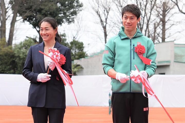 ３月26日に行なわれた「第一生命相娯園テニスコート」のオープニングセレモニーでテープカットする錦織圭と伊達公子さん。写真：田中研治
