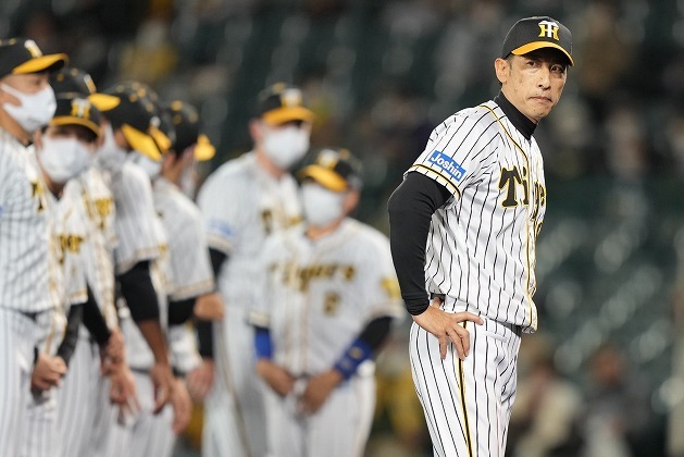 阪神タイガース　矢野監督　パネル　写真 サヨナラ勝ち！矢野監督、感極まりインタビュー中断「勝って泣く