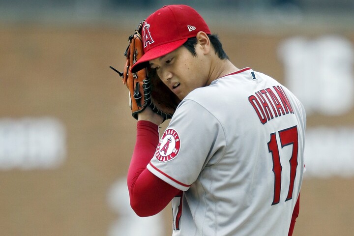 大谷翔平、先頭打者初球ホームランを被弾するなど立ち上がりから苦戦！腹痛で今季最短の４回で試合を退いて８敗目 | THE DIGEST