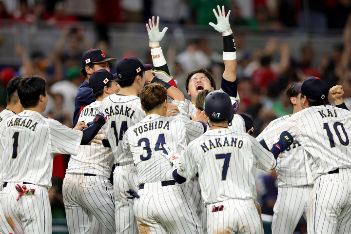 日本が誇る“韋駄天”に世界が驚愕！ 10.28秒で生還した周東佑京の快速に「ほとんどの選手は、このプレーは間に合わない」【WBC】 | THE  DIGEST