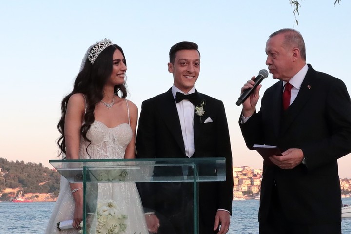 今夏にエジルと結婚した ミス トルコ のアミネ ギュルシェってどんな人 Wags Pedia The Digest