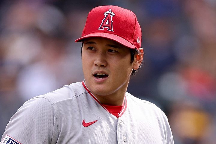 大谷翔平は「史上最もスムーズなスリ!?」相手投手を気遣うボール投げ入れシーンに反響！「恐れのない男だ」 | THE DIGEST