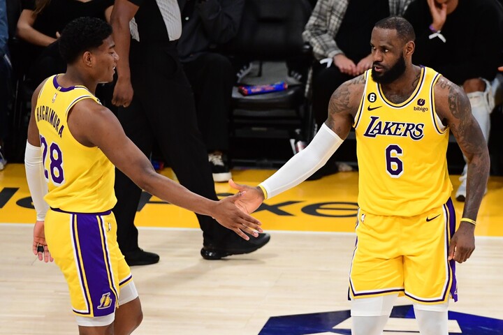 まるでマジックとウォージー」レブロンから八村塁の豪快ダンクにファン