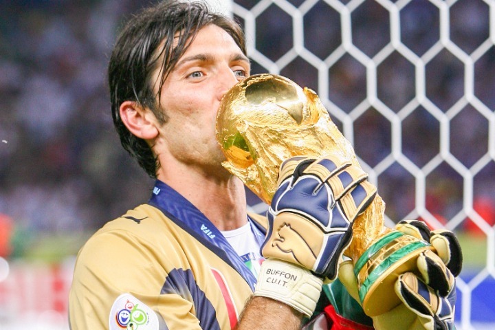 コリンシアン プロスターズ 2006年 W杯カップ優勝　イタリア代表フィギュア 親愛なるジジに敬意を」引退を発表したブッフォンに、ピルロやトッティ