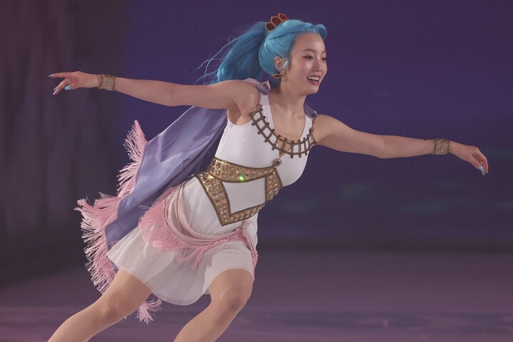 本田真凜、ミニ丈ドレスで「ワンピース・オン・アイス」に登場
