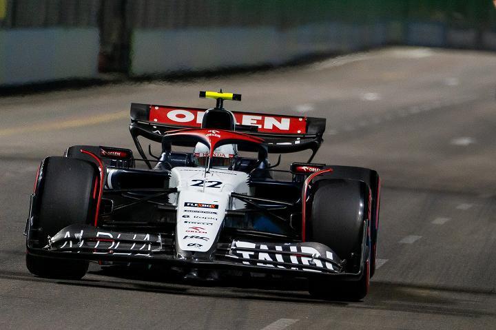 F1シンガポール　角田裕毅 角田裕毅がデニムデザインのマシンでシンガポールを走る。RB