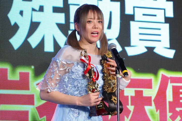 殊勲賞ってなんですか？」岩谷麻優、爽やかなパステルブルーのドレス姿