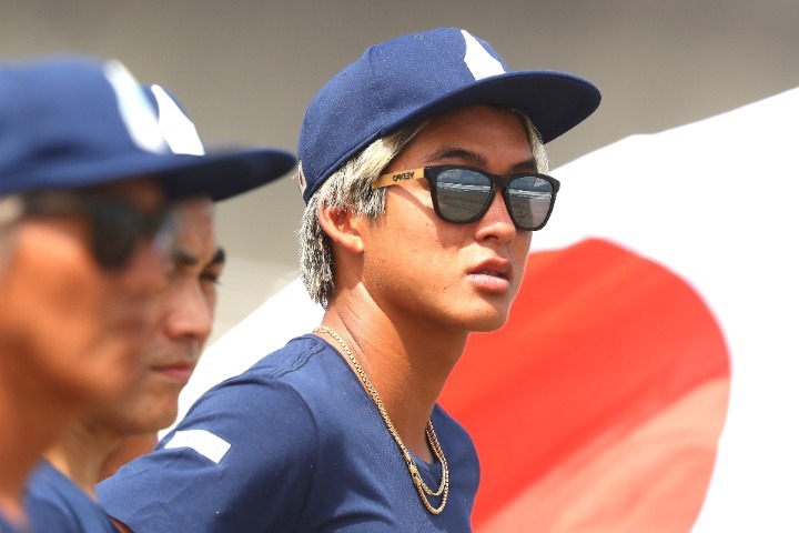 パリ五輪サーフィン日本代表・五十嵐カノアがタヒチの青く澄んだ