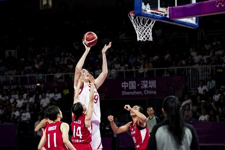 220cm”の17歳女子バスケ選手が日本代表を“粉砕”大会歴代最多