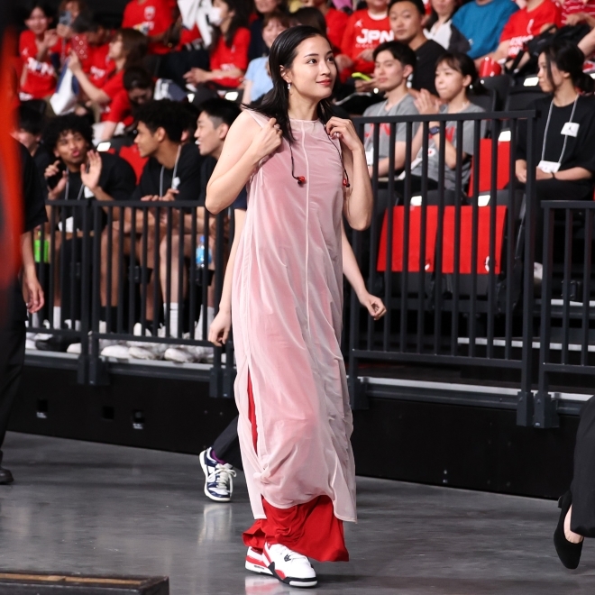 ビジュ爆発！」「国宝級のツヤ肌」日本男子バスケの“勝利の女神”となっ