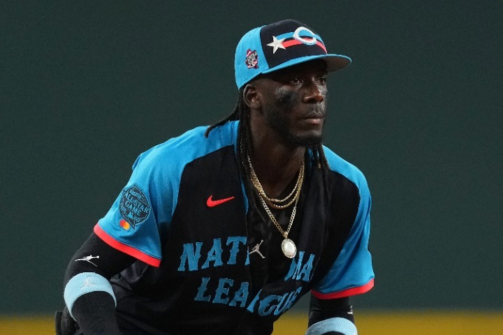 「スター感半端ない」レッズ・デラクルーズ、初の球宴レッドカーペットに“ド派手”ピンク衣装で登場にネット騒然「レゲエスターじゃん」「かっけぇ