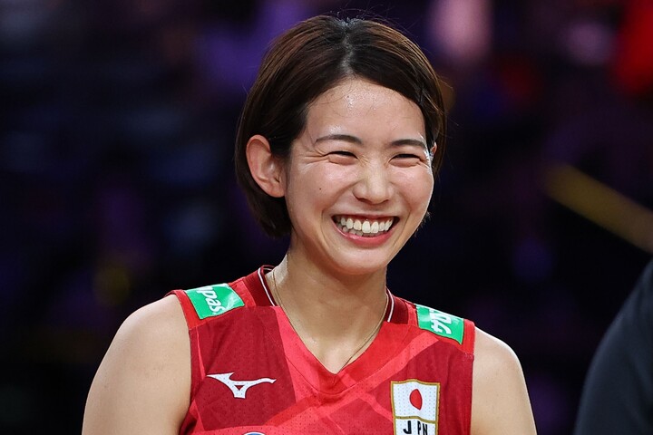 どこのモデルさんですか？」180cm古賀紗理那が魅せた“白パンツ”姿に