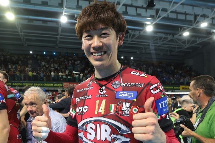 バレー石川祐希がイタリア移籍後、初タイトル＆MVP獲得を報告