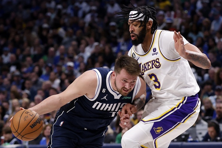 NBA　バスケットボール　レイカーズ　ベンチコート aflo_281335819.jpg