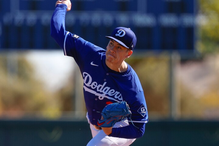 Young Dodgers starter exits spring training debut after line drive off head..ANHTRUC.