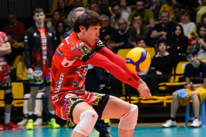 途中出場の石川祐希がチームを活気づける渾身一打！ ストレート完勝の